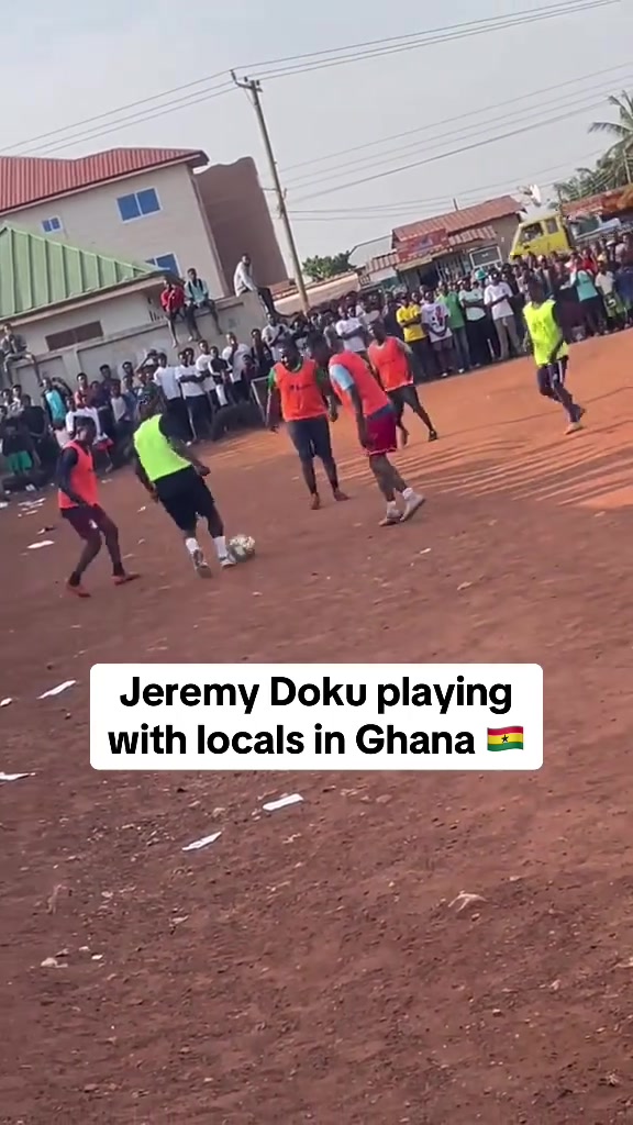 一点架子都没有多库夏天的时候在加纳和当地人踢球