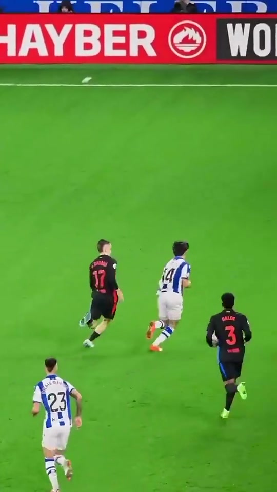 慢动作看久保健英过人试图摆脱巴萨球员难怪国足被溜爆了