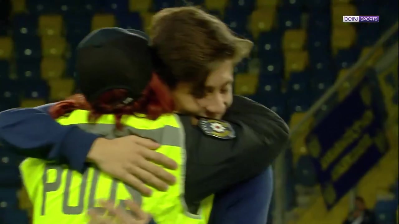 赛前居莱尔和当警察的姑姑亲切拥抱