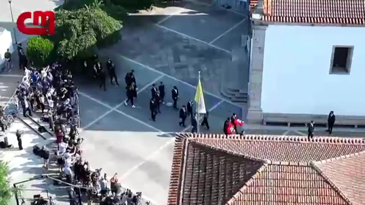 范迪克和罗伯逊手捧若塔球衣号码花圈参加葬礼