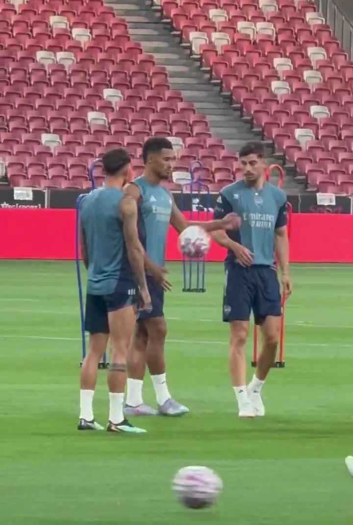 哈弗茨和萨利巴在训练赛上基情满满