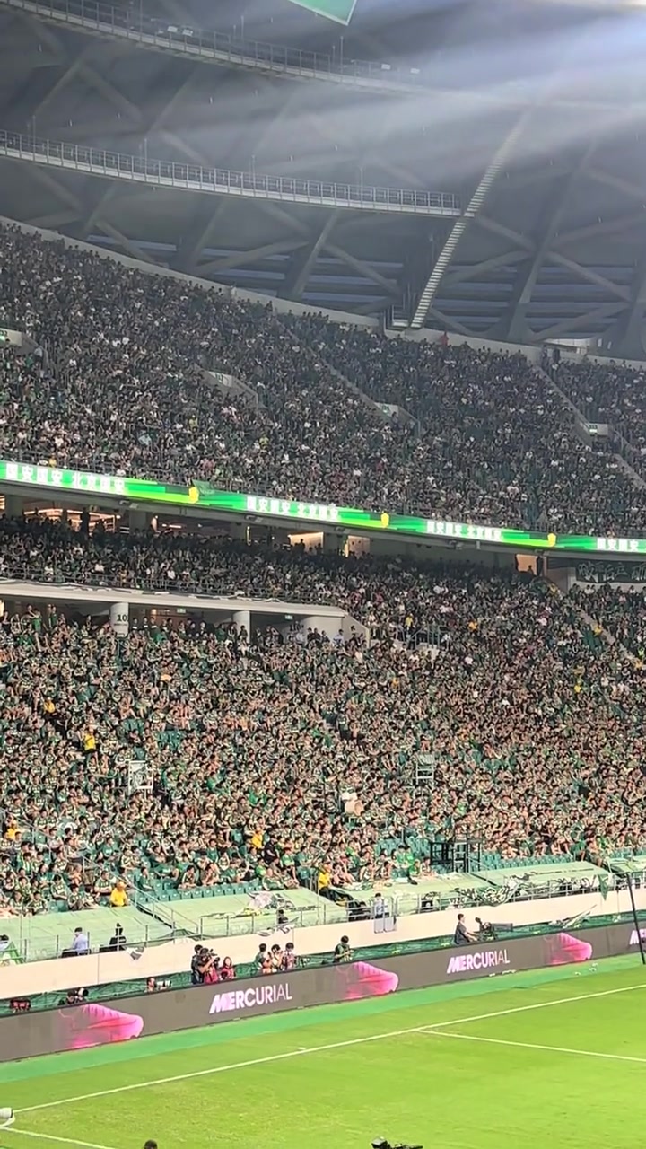 表明态度实拍工体北看台国安球迷静默抗议球队近期表现