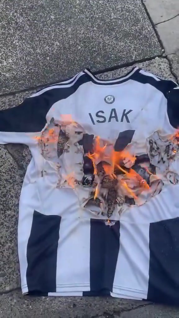 球衣被烧纽卡球迷对伊萨克很失望