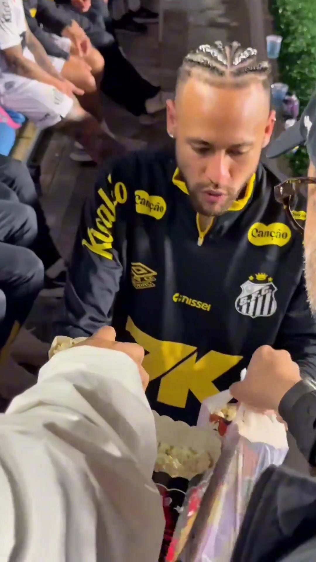 内马尔传射建功被换下后在替补席吃爆米花