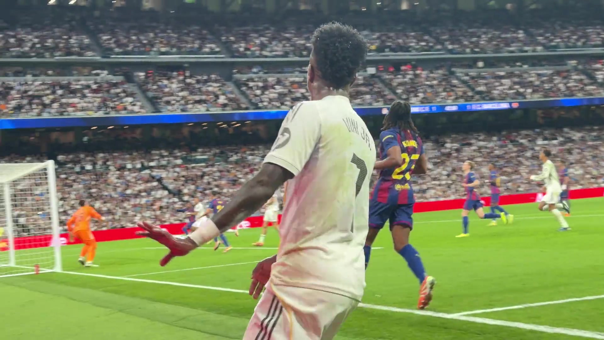 现场女球迷吐槽挡着我了小熊不让我看进球是觉得太残忍了吗