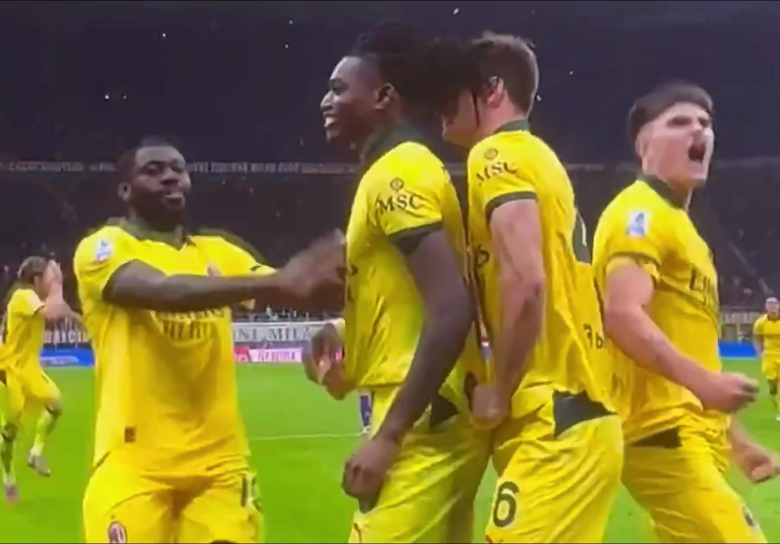 莱奥我要脱衣庆祝下队友斯到普斯到普