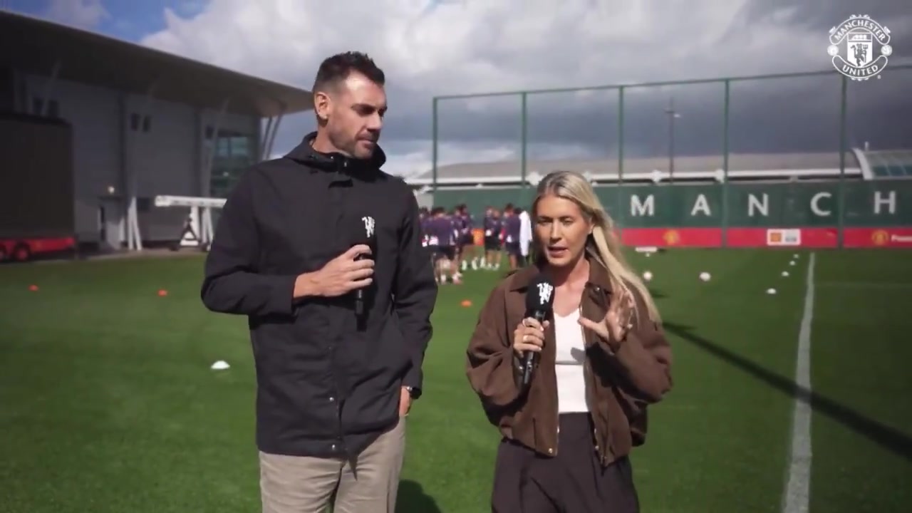 曼联的欢迎仪式把拉门斯往死里打啊迟到的姆贝莫也一起打