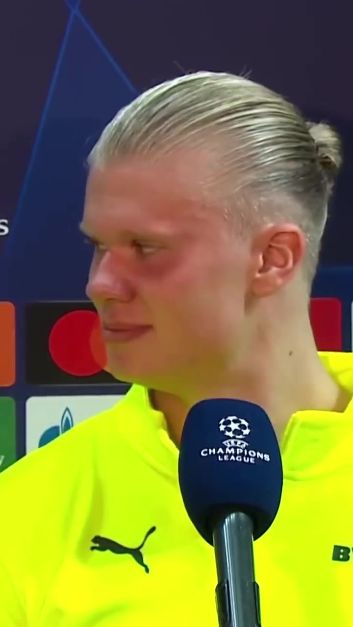 给哈宝干羞涩了名场面贝林强吻正在接受采访的哈兰德