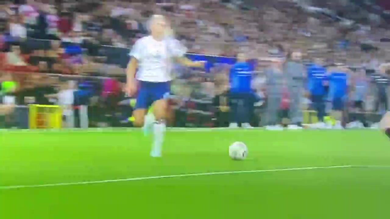 倒栽葱博努奇在慈善赛上滑铲绊倒美女球员是真狠啊