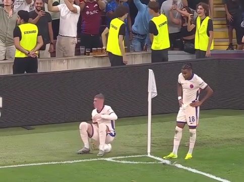 这一刻的氛围感真的拉满了名场面帕尔默坐在球上看烟花