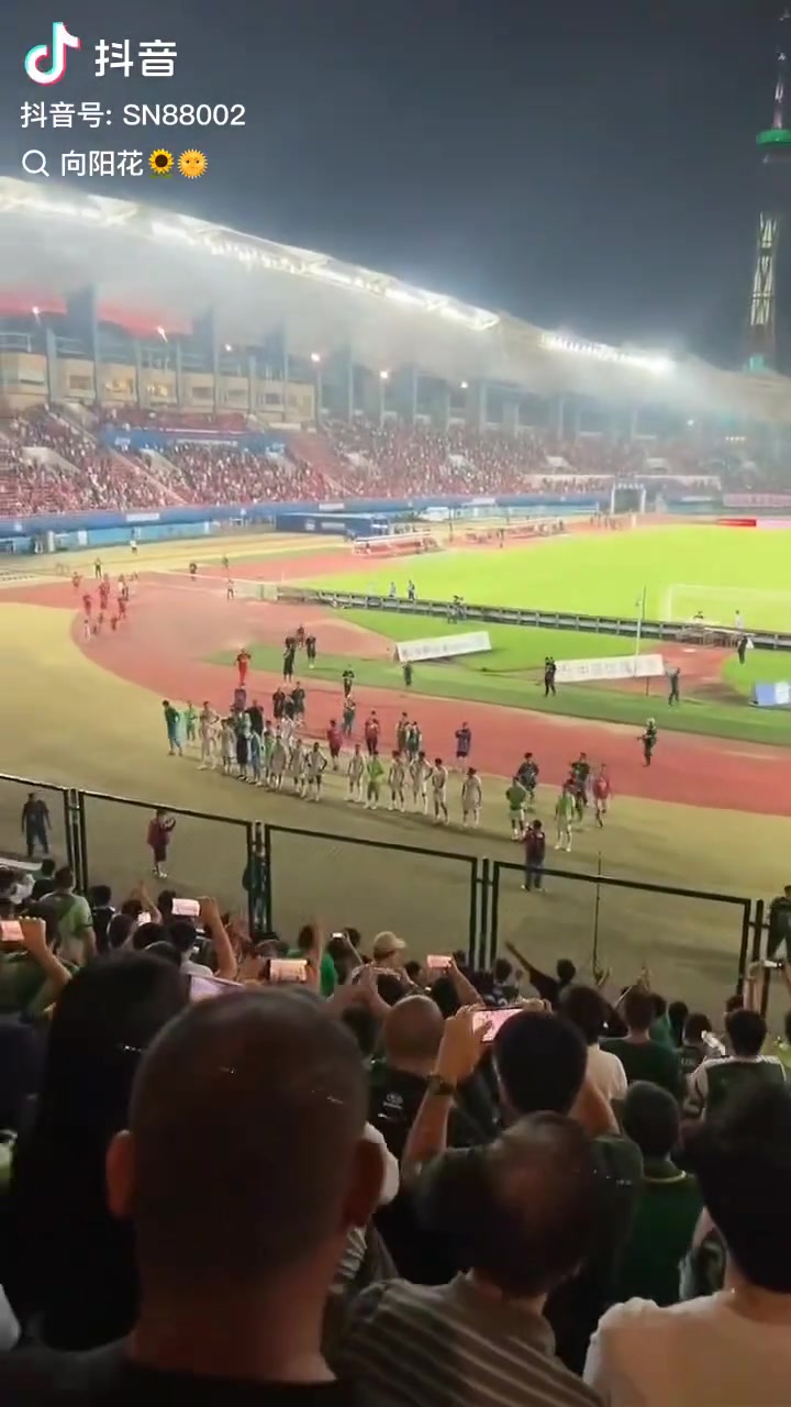 破防实拍国安不敌河南赛后远征的国安球迷在谢场时口吐芬芳
