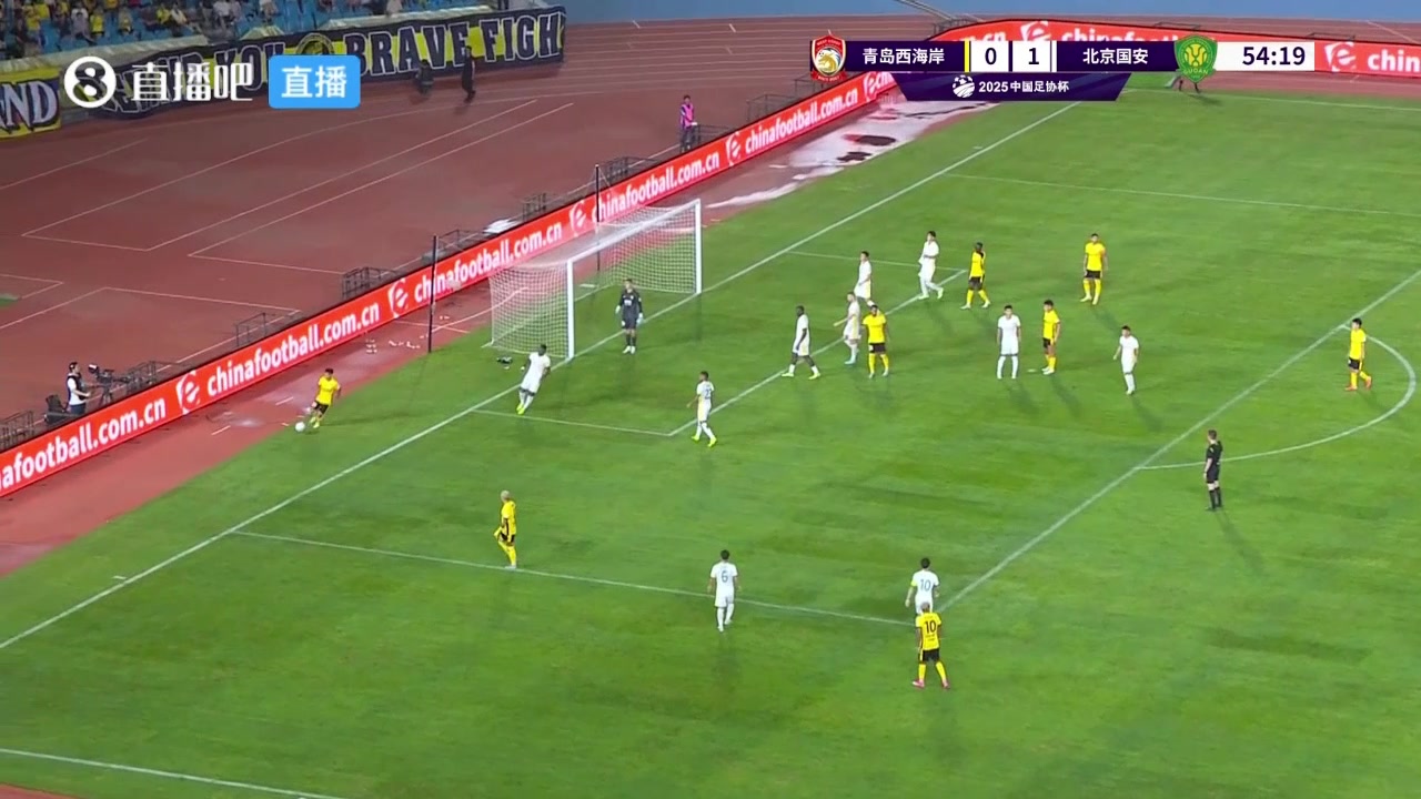 西海岸传中碰到国安球员后弹出底线裁判判罚西海岸越位