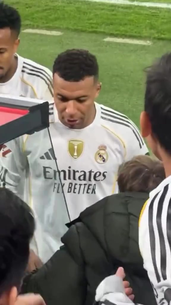 近水楼台先得月姆巴佩下场后将落场版球衣送给替补席旁边的球迷