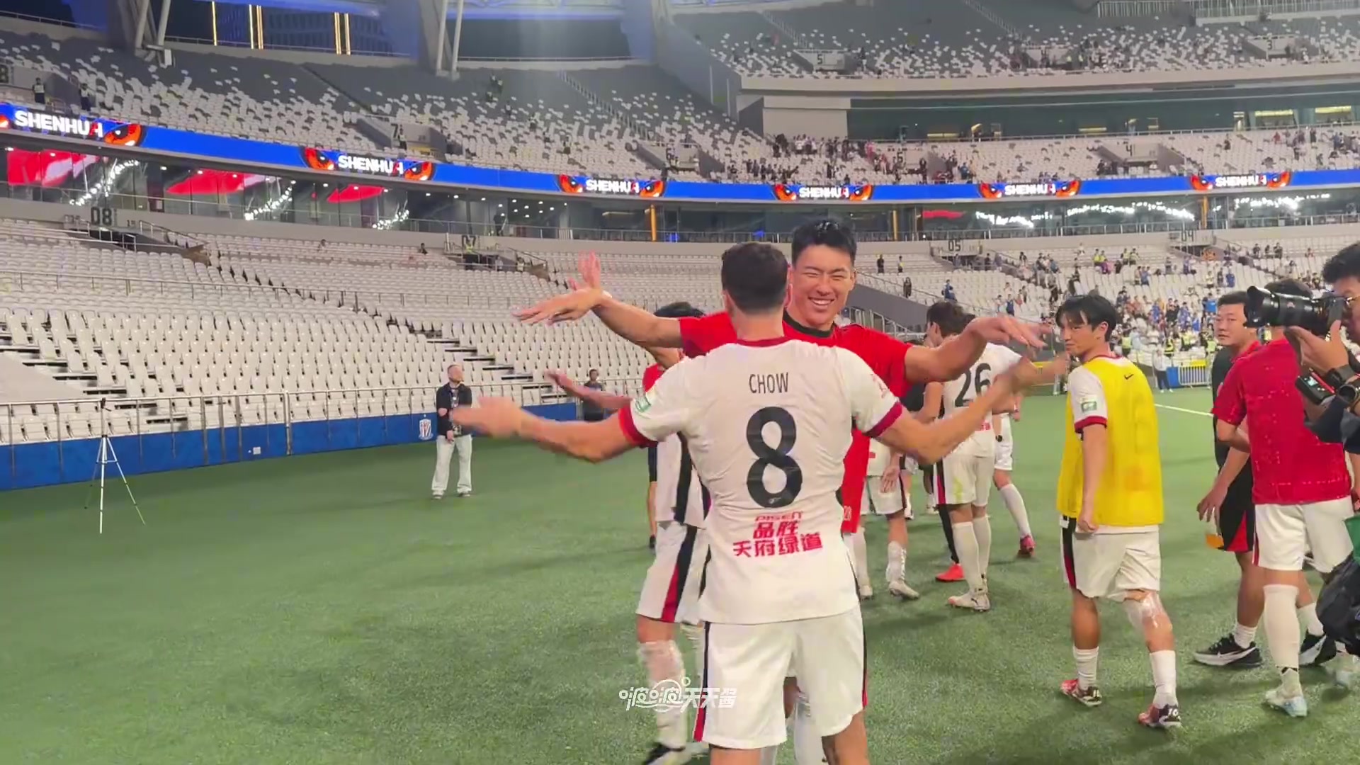 尽情欢呼蓉城将士为球迷们再次续费中超榜首