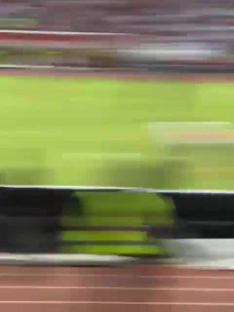 梅西遭对手粗野犯规罗梅罗冲过来准备干架保护梅西