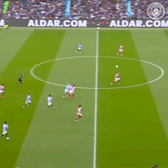 国外网友哈兰德曾连续两次撞翻阿森纳的钢铁防线