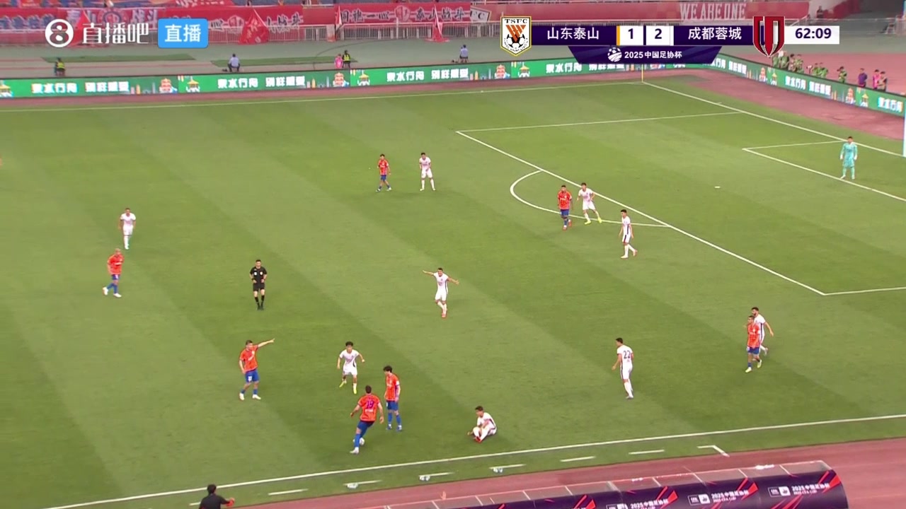 暴脾气啊韦世豪一脚解围踢到泽卡身上双方爆发冲突