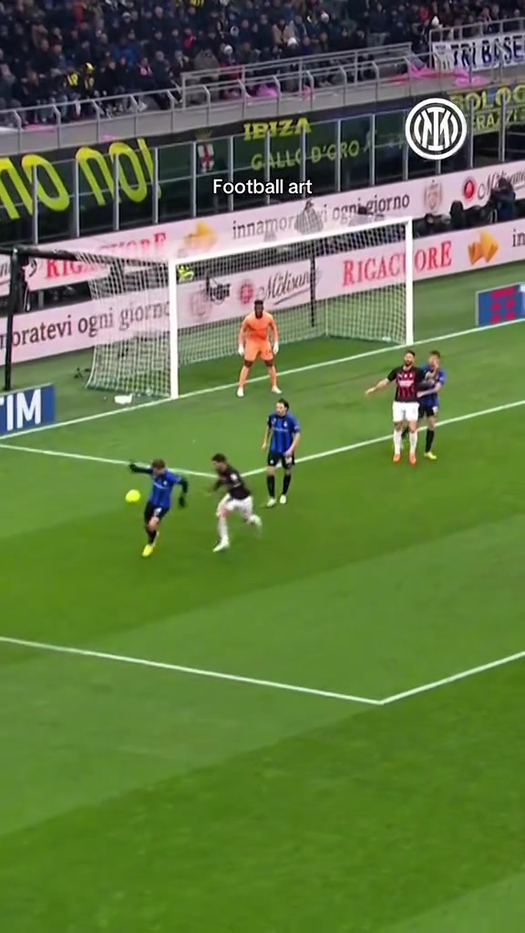 稳国米官推面对米兰众将的疯狂高压蓝黑将士并未自乱阵脚