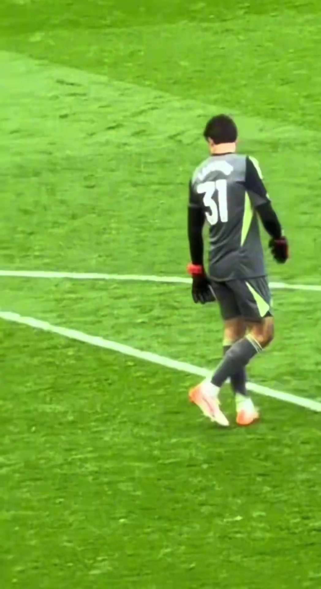 现场的曼联球迷向拉门斯高唱你是伪装的舒梅切尔吗