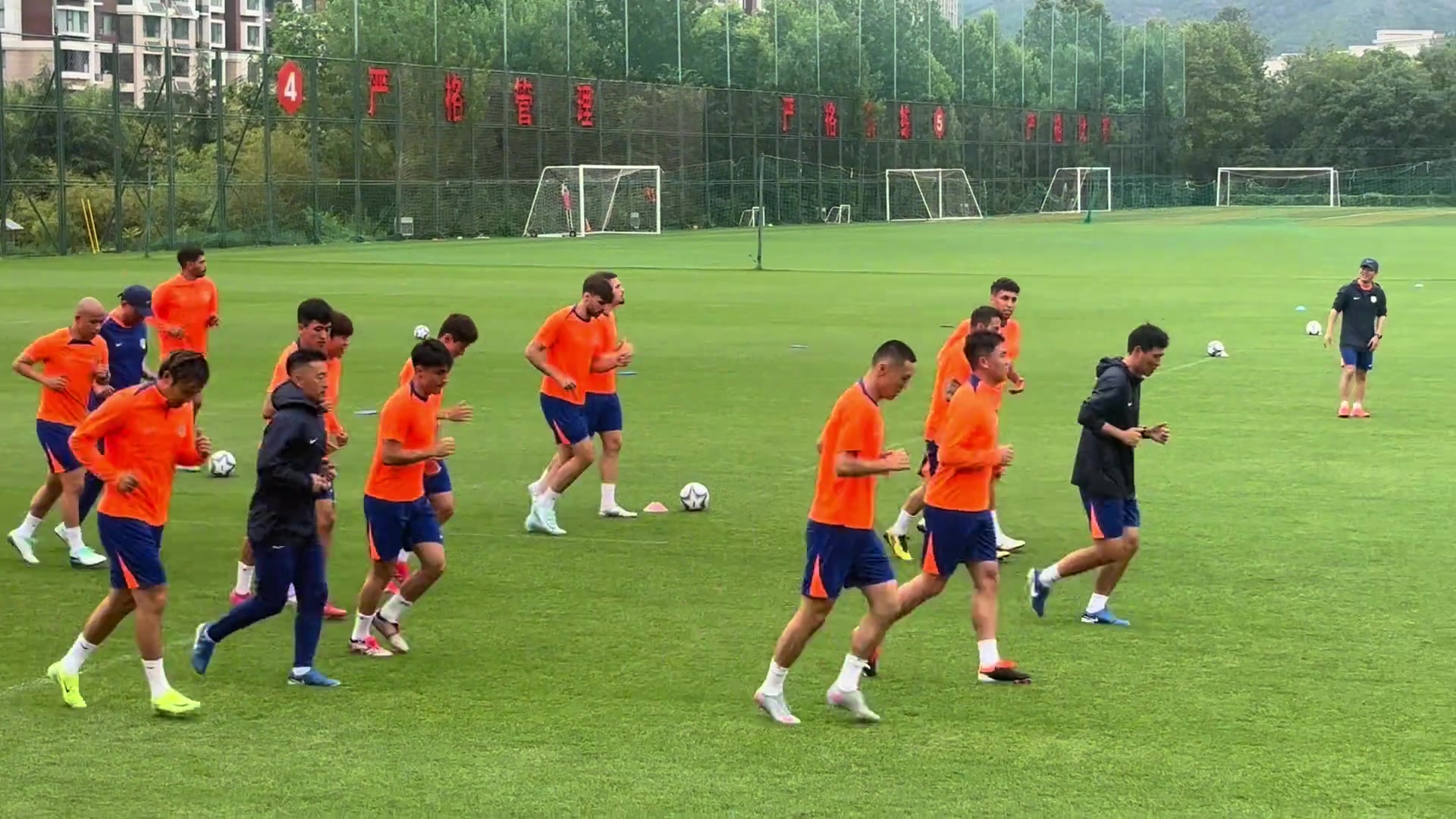 泰山队训练阵容齐整29人参加赛前训练就看崔康熙排兵布阵了