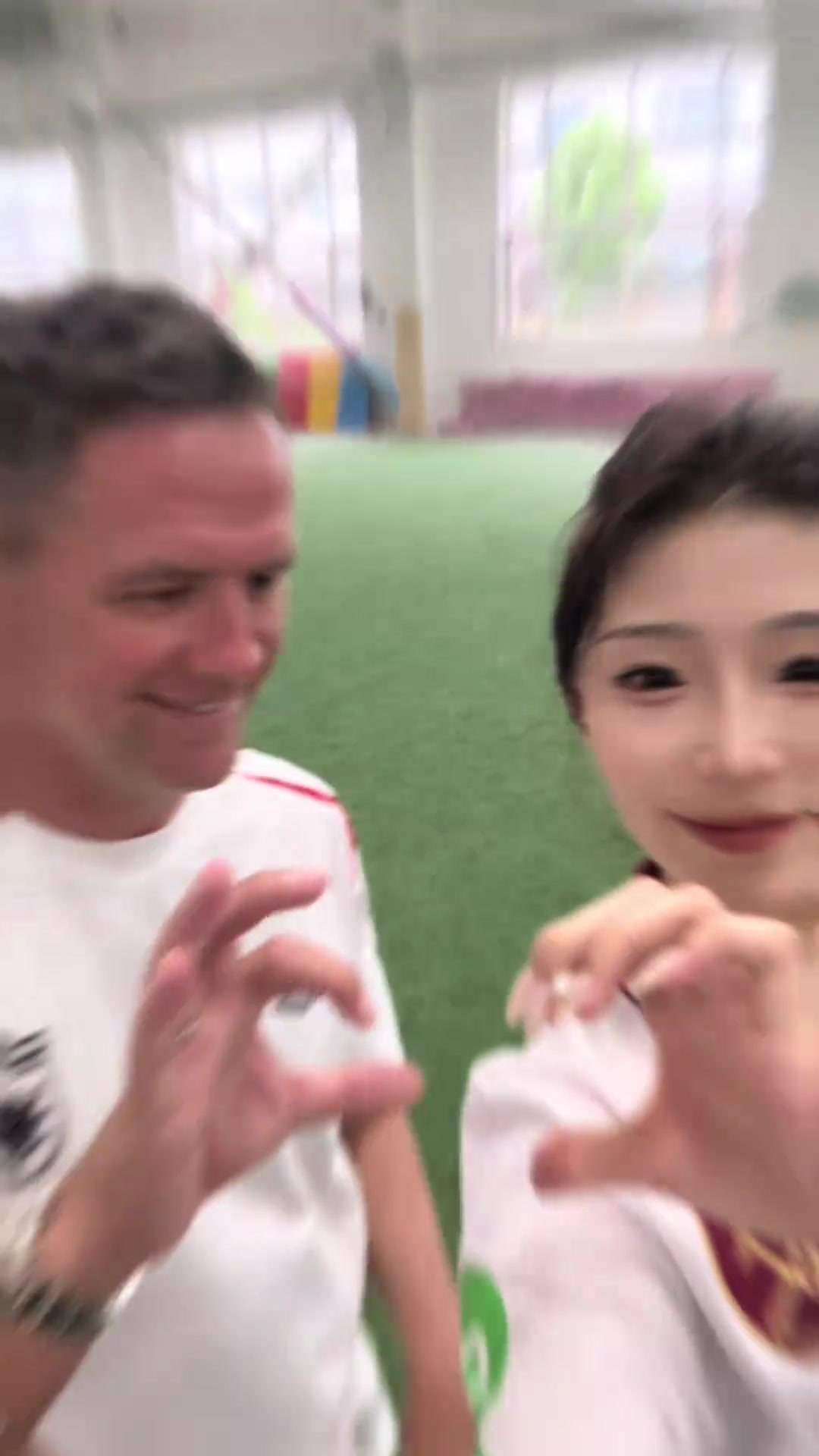 女足挑战约会一百个男球员竟然约上了欧文啊都这么老了