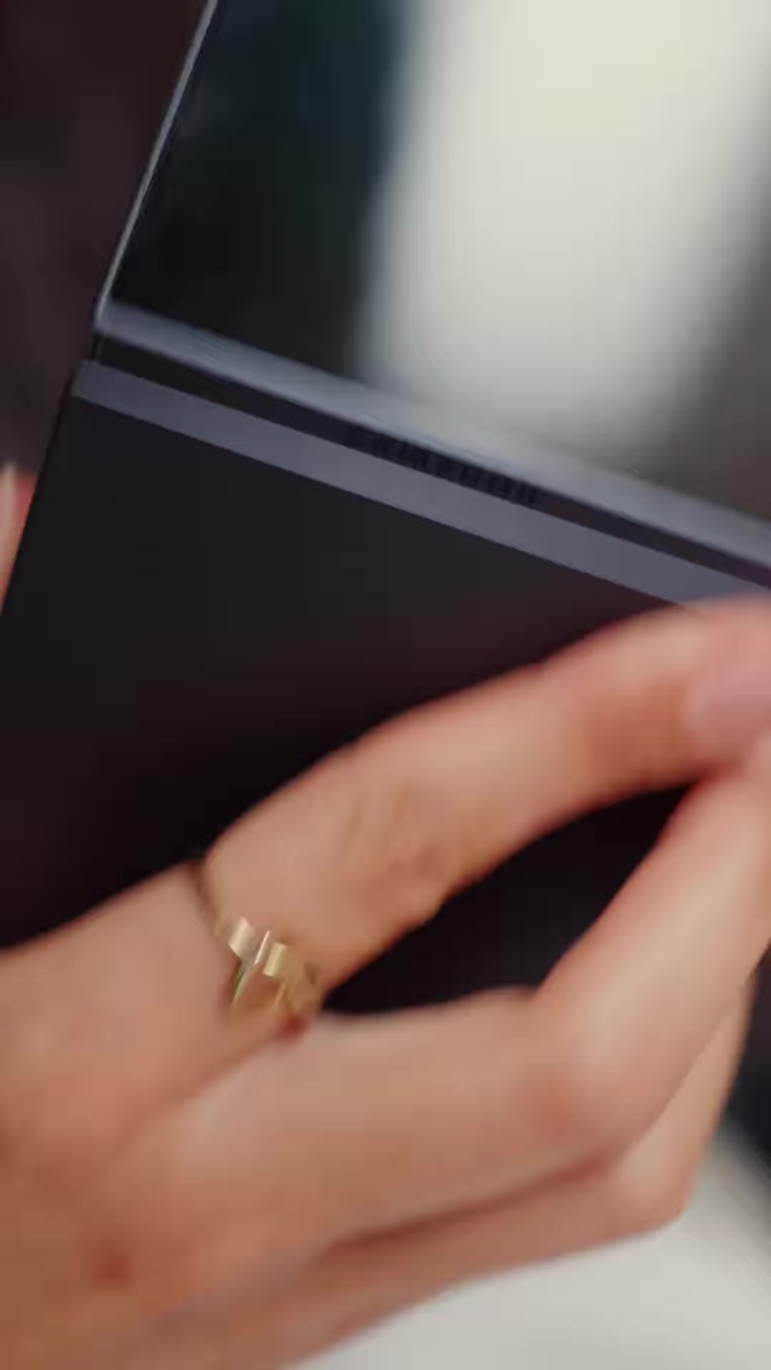 排面约克雷斯前女友为三星折叠屏手机打广告