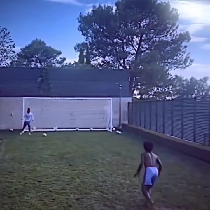 门将也想试试名场面卡马文加家中守门秀各种扑救