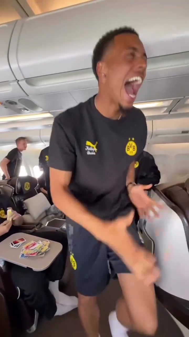 一起UNO多特前往世俱杯飞机上的游戏时间贝林融入的很快啊