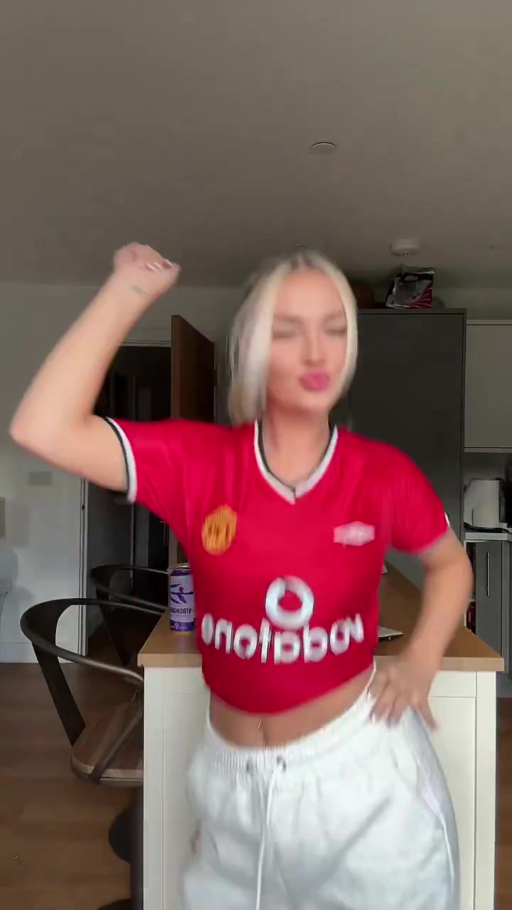 曼联战胜切尔西曼联女球迷高兴得手舞足蹈