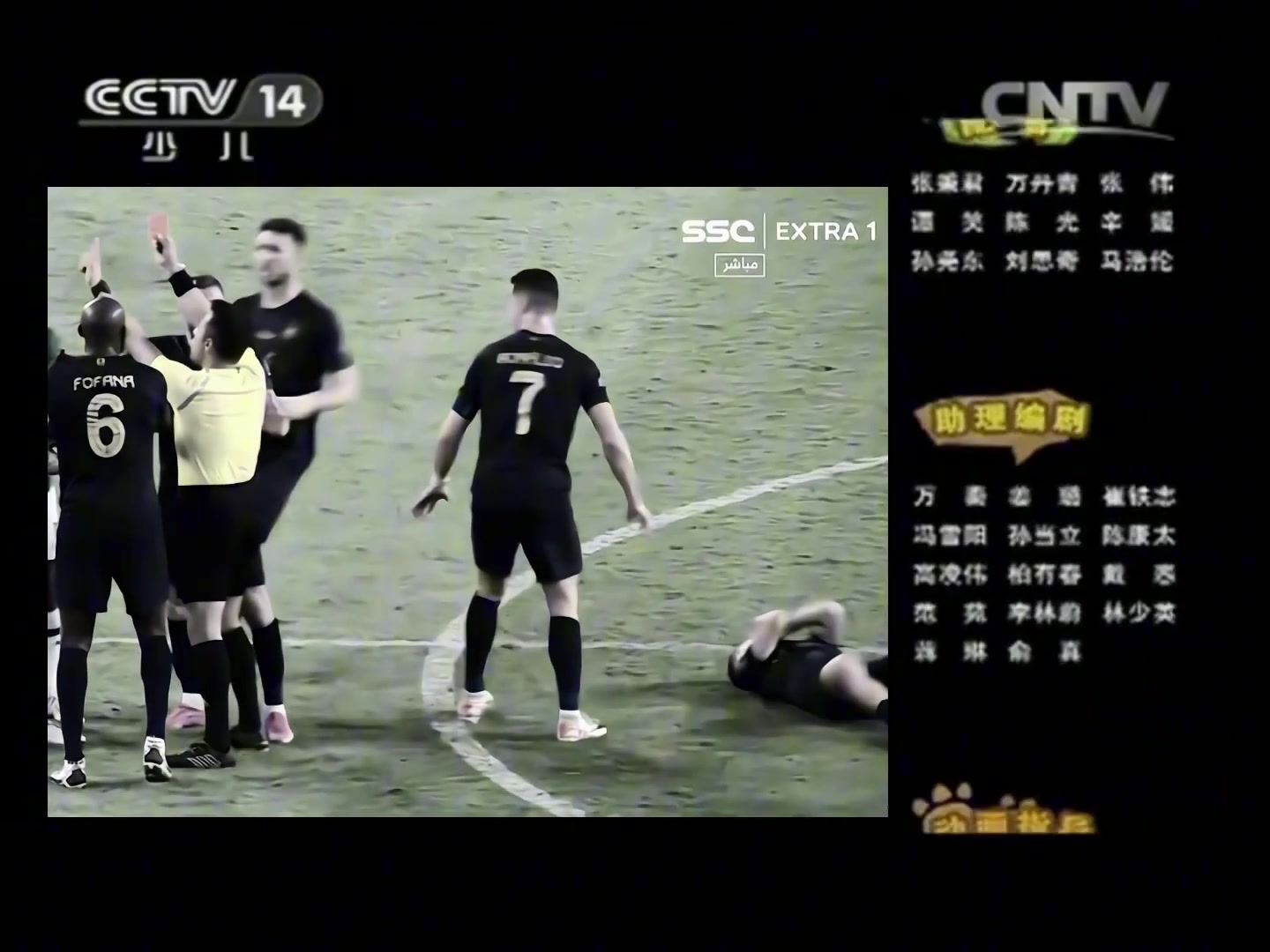 给C罗整不会了队友被对手一肘子顶飞后原地滚了好几圈