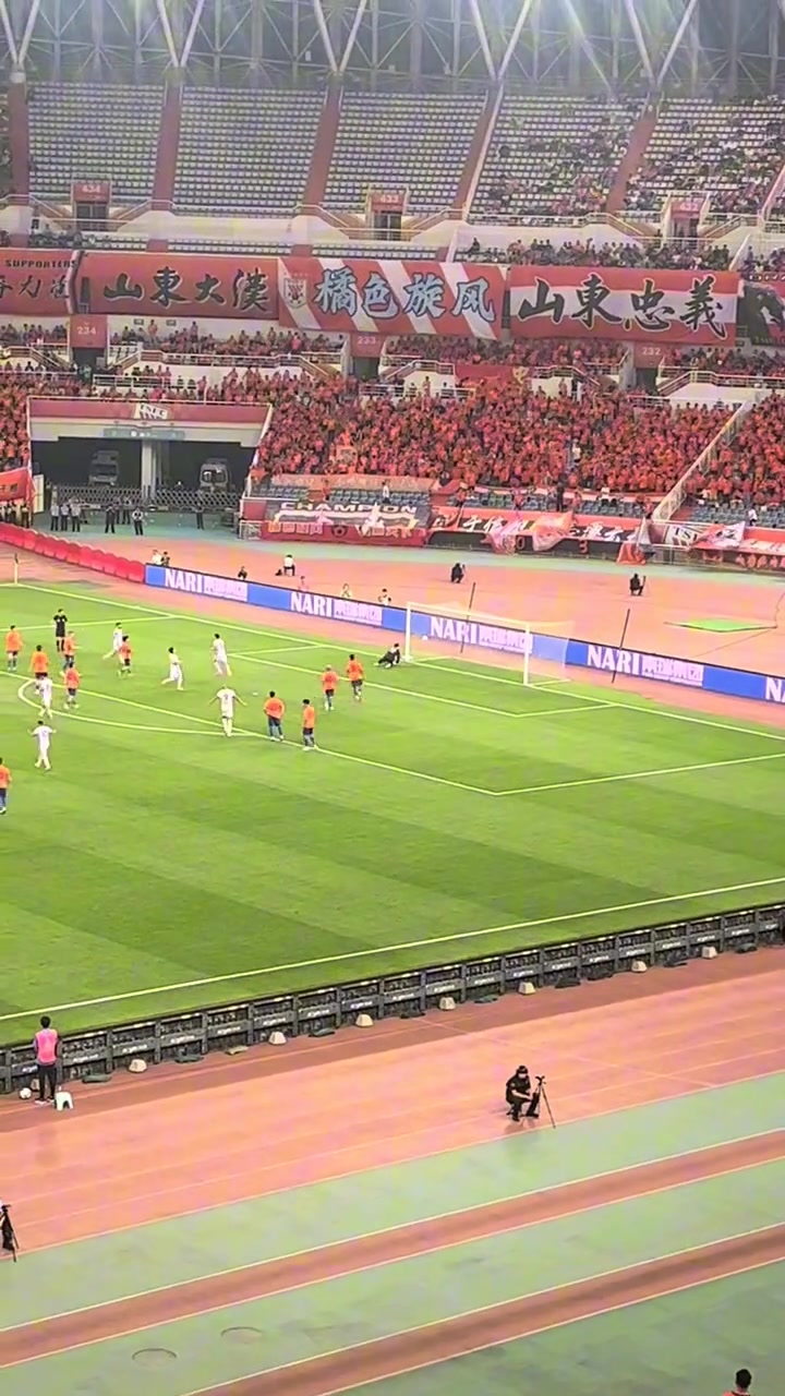 泰山队丢了第三球后看看现场球迷的反应