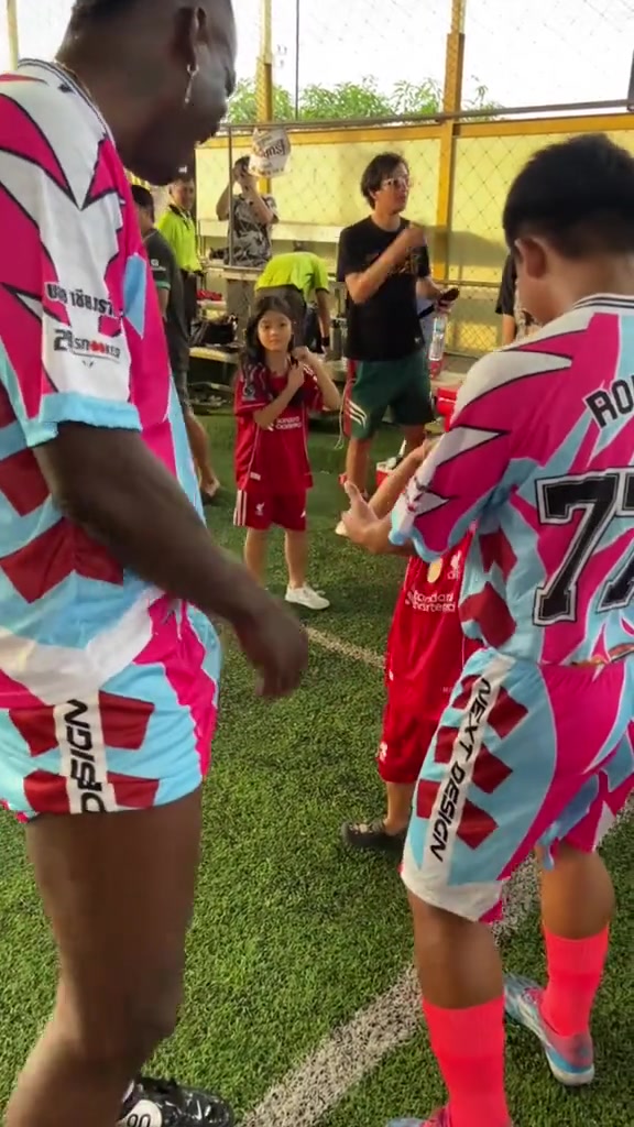 巴洛特利被泰国小孩一记低扫远看我以为是博格巴呢