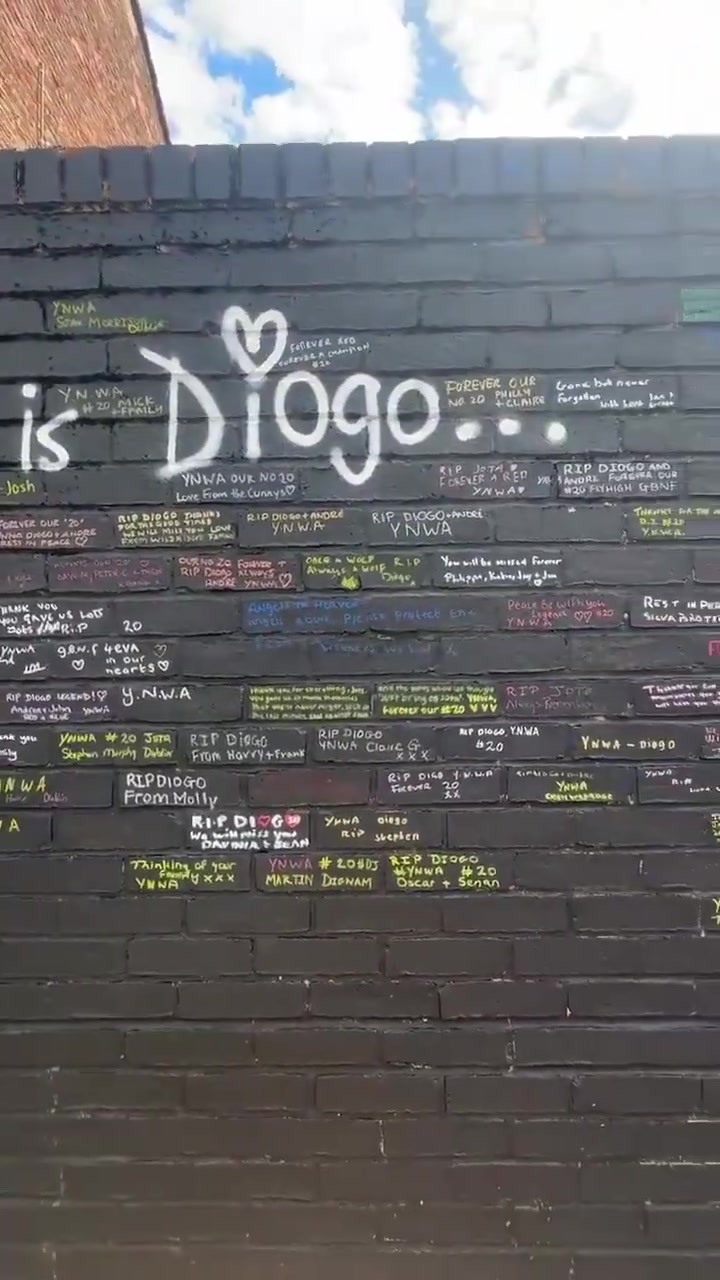 愿天堂也有足球新的若塔墙在安菲尔德门口永远是球迷的最爱