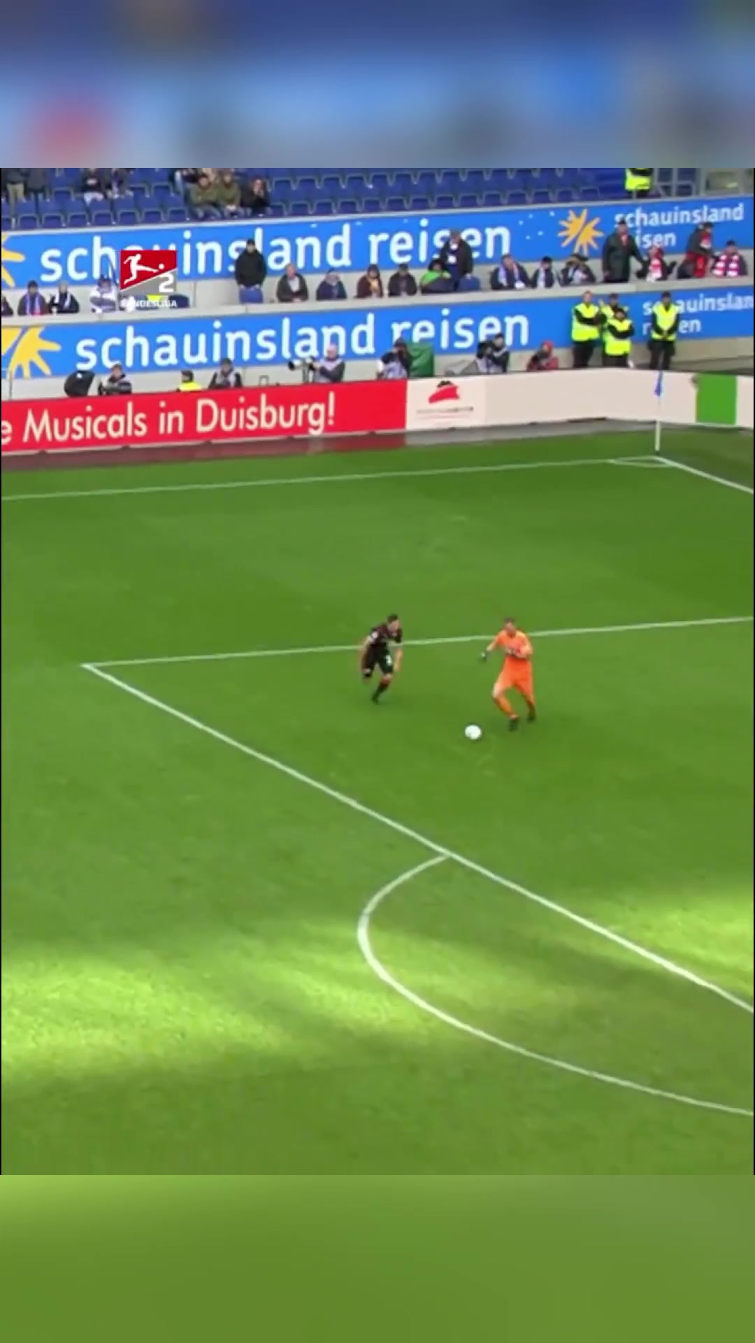 门将撤回了一个惊天失误并戏耍了对方前锋