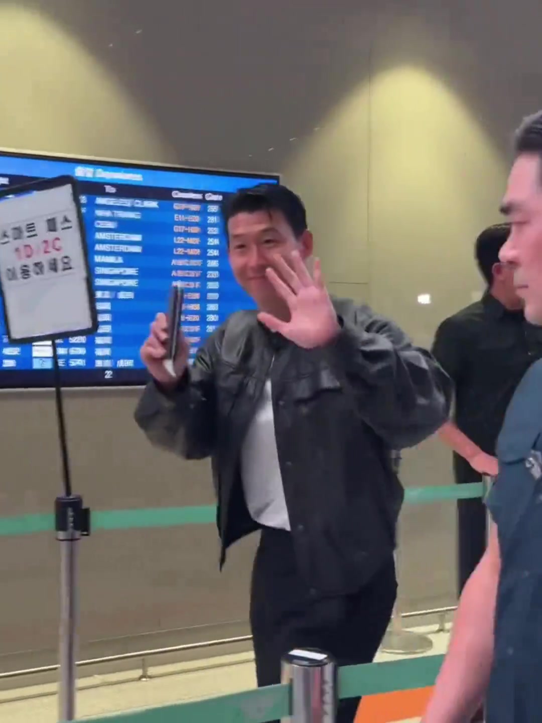 孙兴慜被拍到现身机场这是要起飞去洛杉矶找洛里了嘛