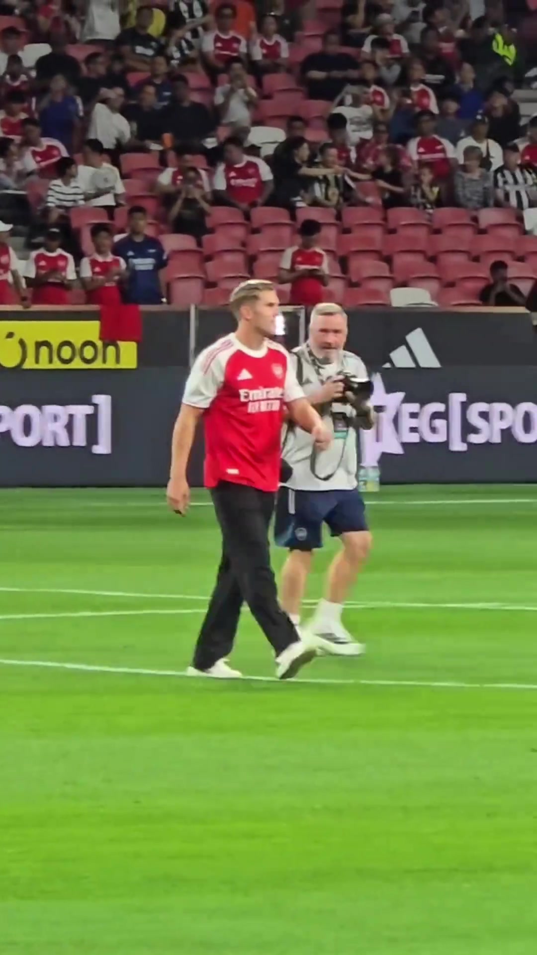 太帅了阿森纳新援约克雷斯身穿14号球衣正式亮相