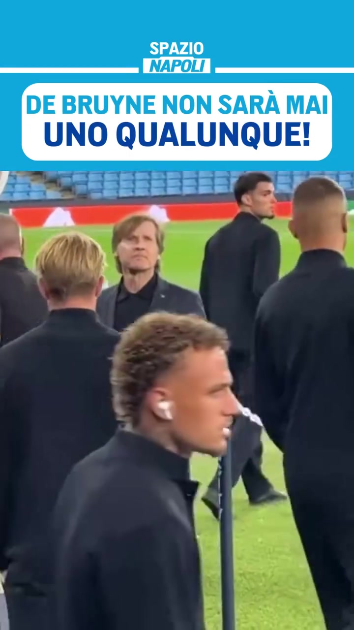 万语难尽涩于口穿着阿玛尼套装回曼城踩场的德布劳内