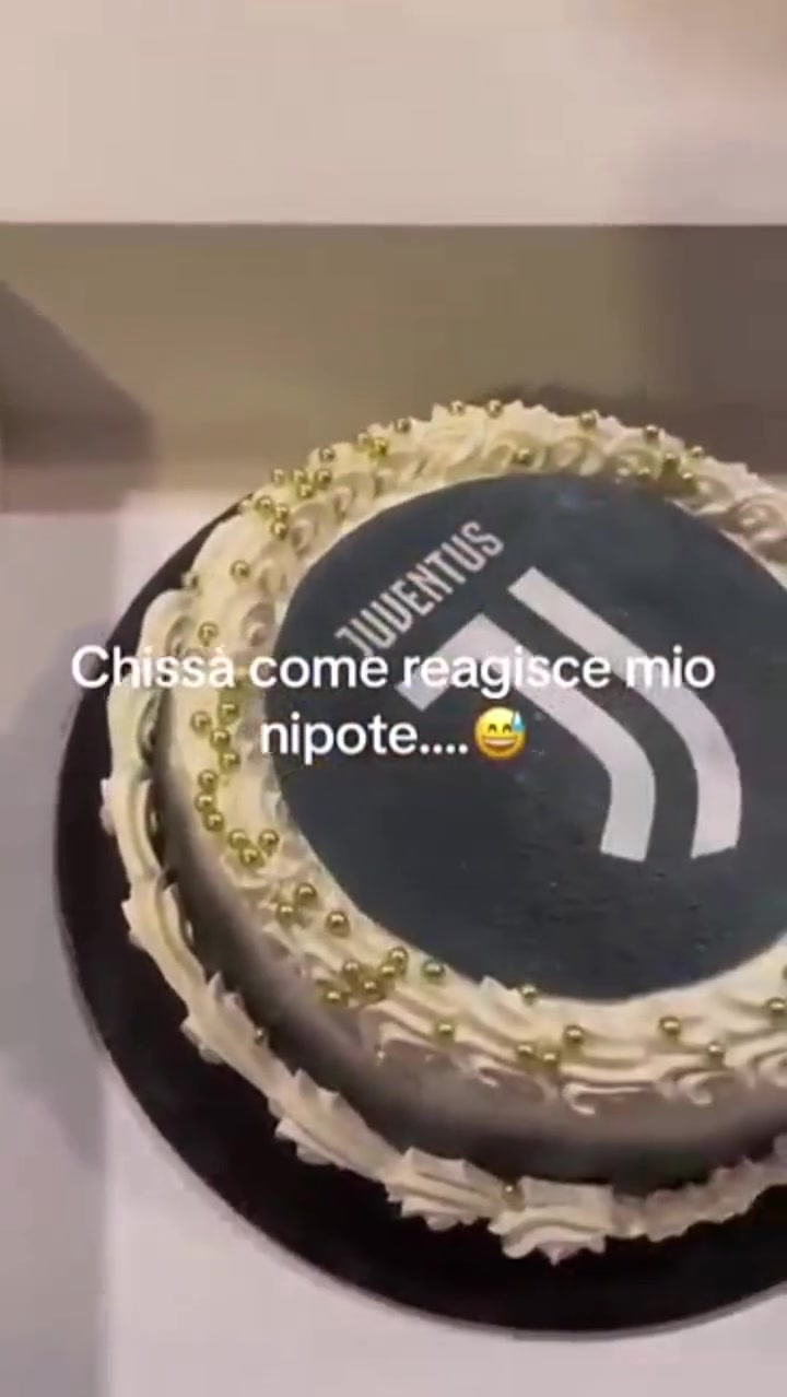 被送尤文队徽的生日蛋糕这位国米小球迷的反应太真实了