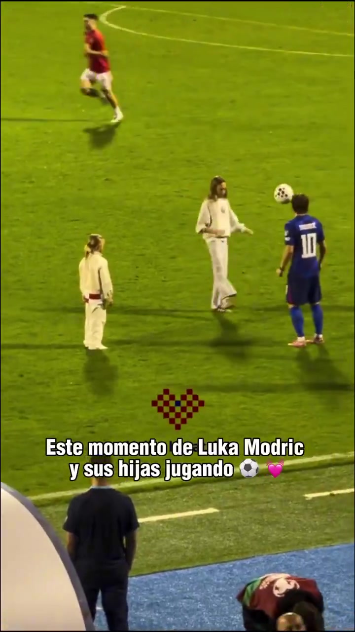 岳父大人莫德里奇在球场上教女儿颠球女儿看着比老爹高