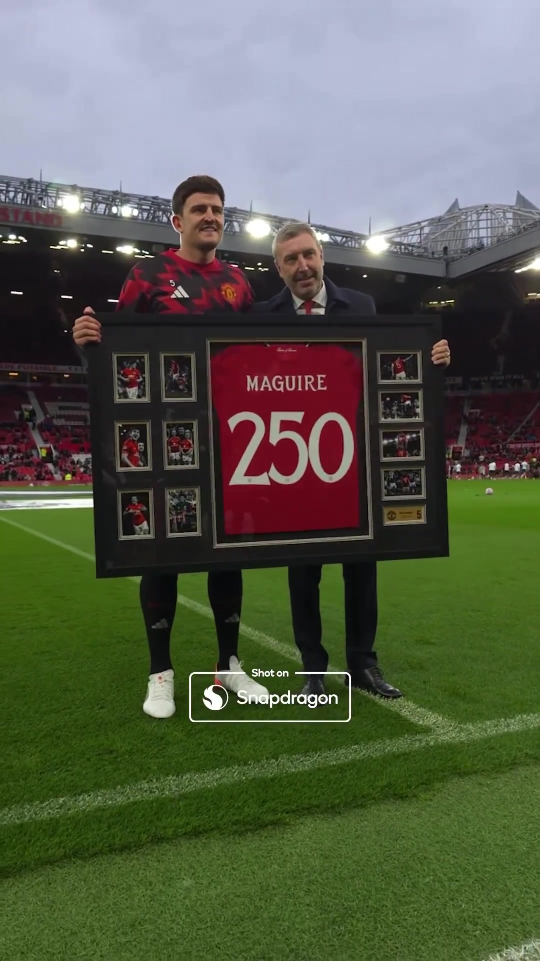 对阵切尔西赛前马奎尔获赠红魔生涯250场比赛里程碑球衣