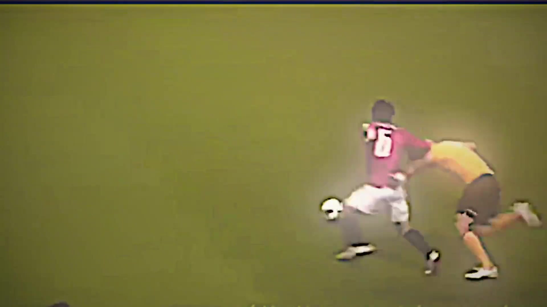 日本没红牌张琳芃被日本球员拽头发扔出2米起身后将对方撞翻