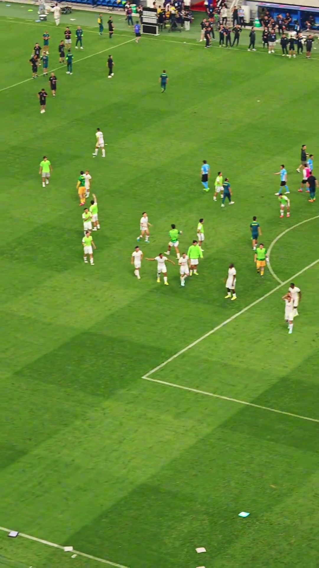 惊险晋级实拍国安赛后谢场国安远征球迷高喊侯森NB