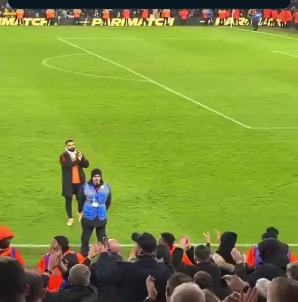 球迷近景实拍终场哨响后萨拉赫向利物浦球迷致谢
