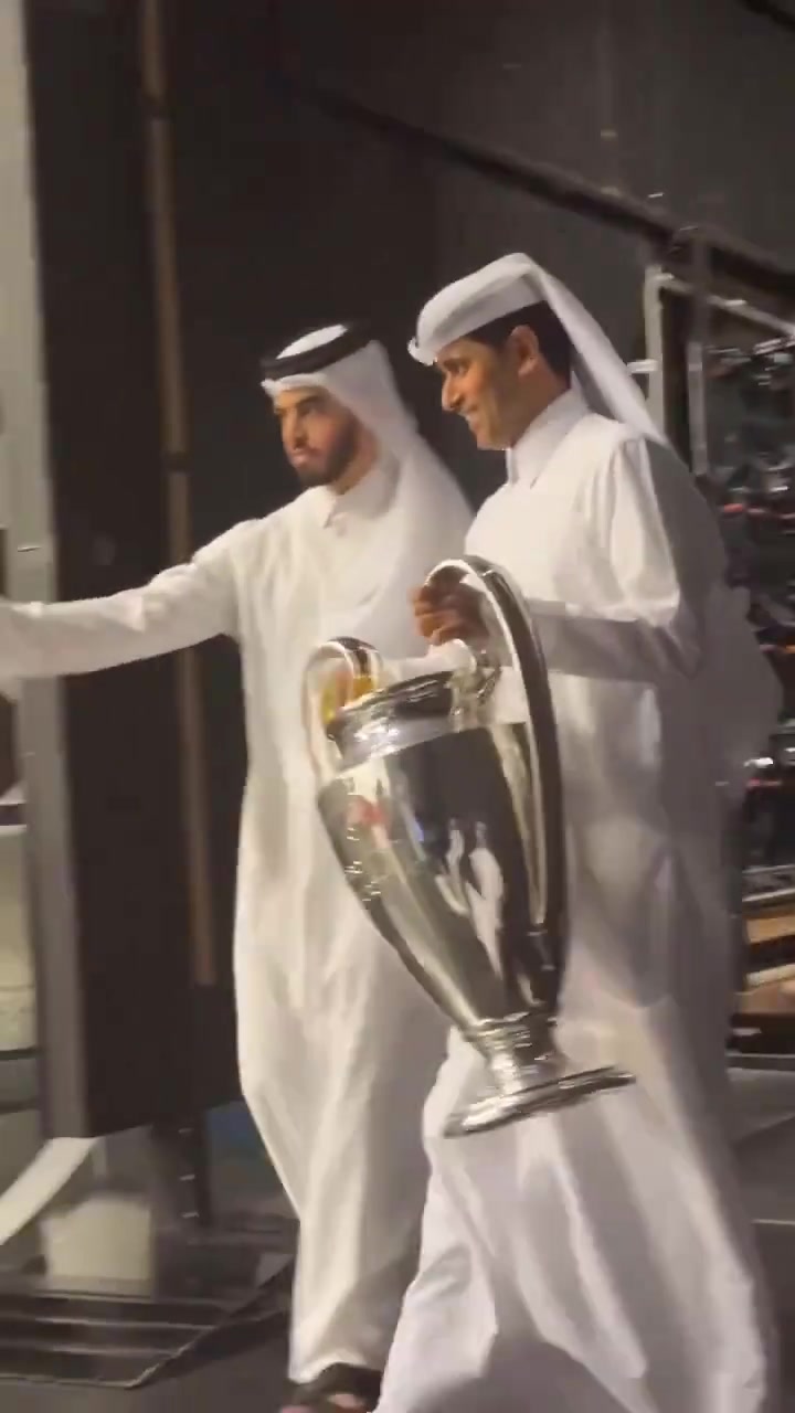 有交代了纳赛尔穿上传统服饰将欧冠奖杯带回了家乡