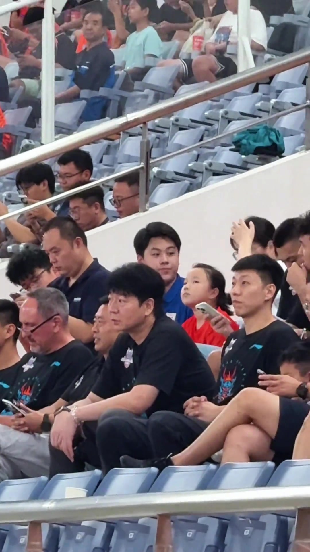 梦幻联动山东男篮主教练邱彪携男篮队员观战齐鲁齐鲁德比