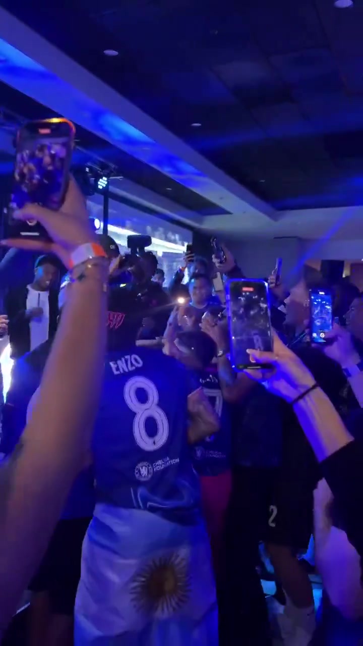 气氛组组长兼Rapper切尔西夺欧协联庆祝派对马杜埃凯激情献唱