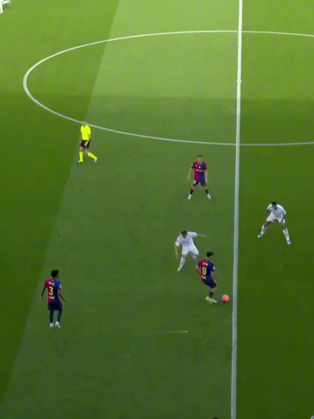 现役最好的中场之一巴萨球迷他仿佛穿着燕尾服在踢球