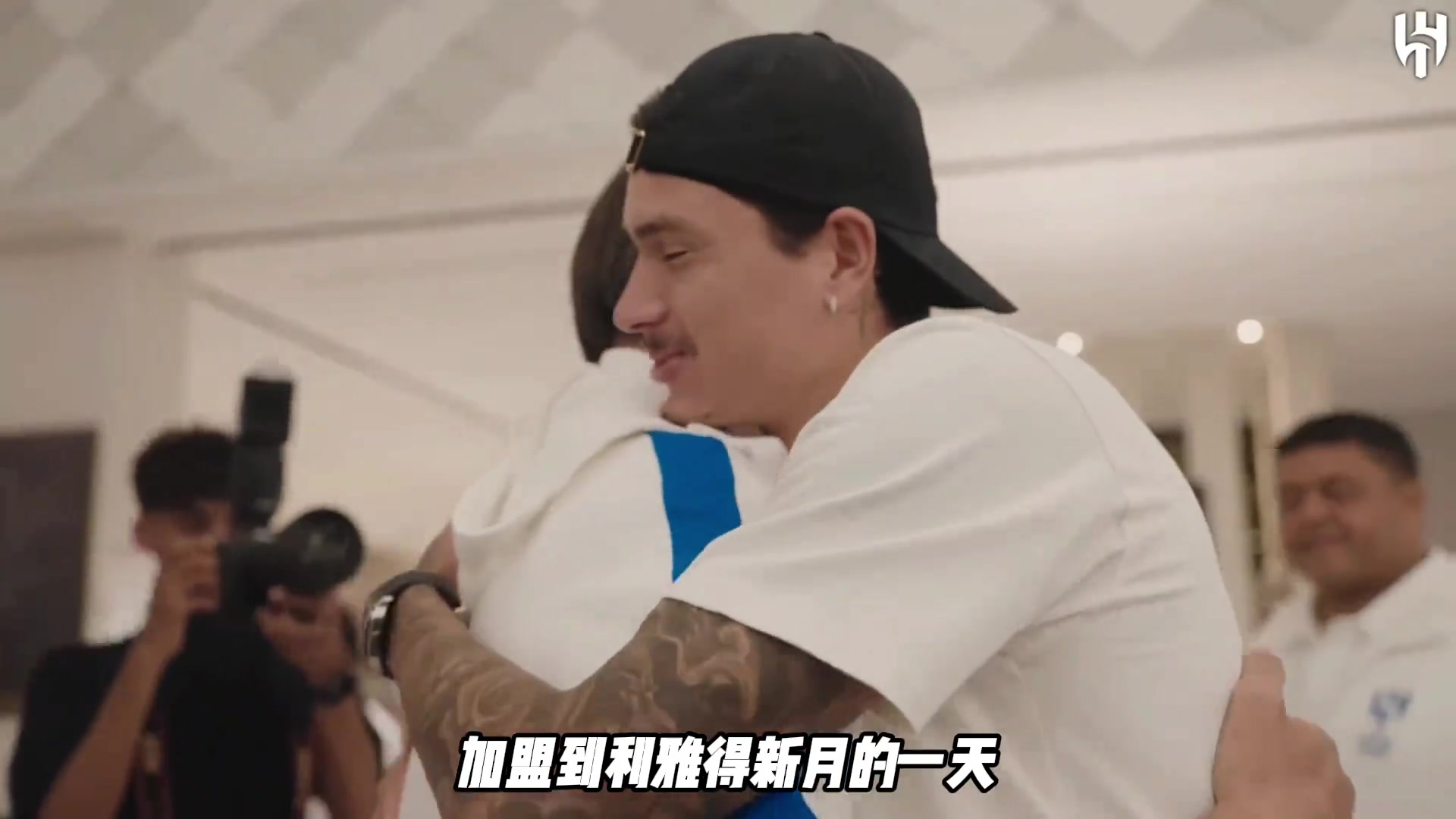 换了发型真帅加盟利雅得新月的一天努涅斯是怎么度过的