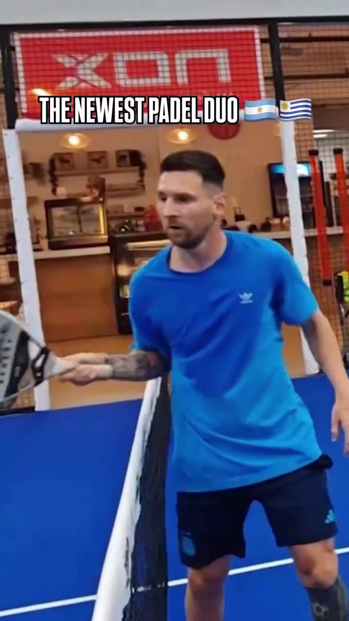 比踢球还认真名场面梅西和苏亚雷斯一起打板网球