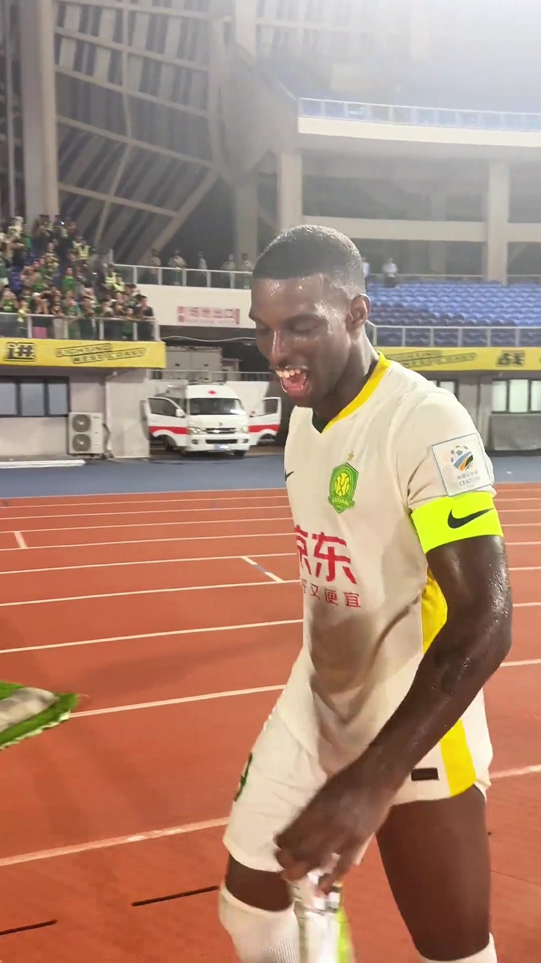 惨胜实拍国安众将赛后谢场李磊已累到筋疲力尽